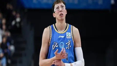 《信任危机！斯洛特疑错失边缘球员潜能，主力阵容不堪重负》